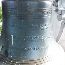 La cloche de Racine a été fabriqué à West Troy, N.Y. en 1865. Elle fut d'abord installée à Waterloo Qc.